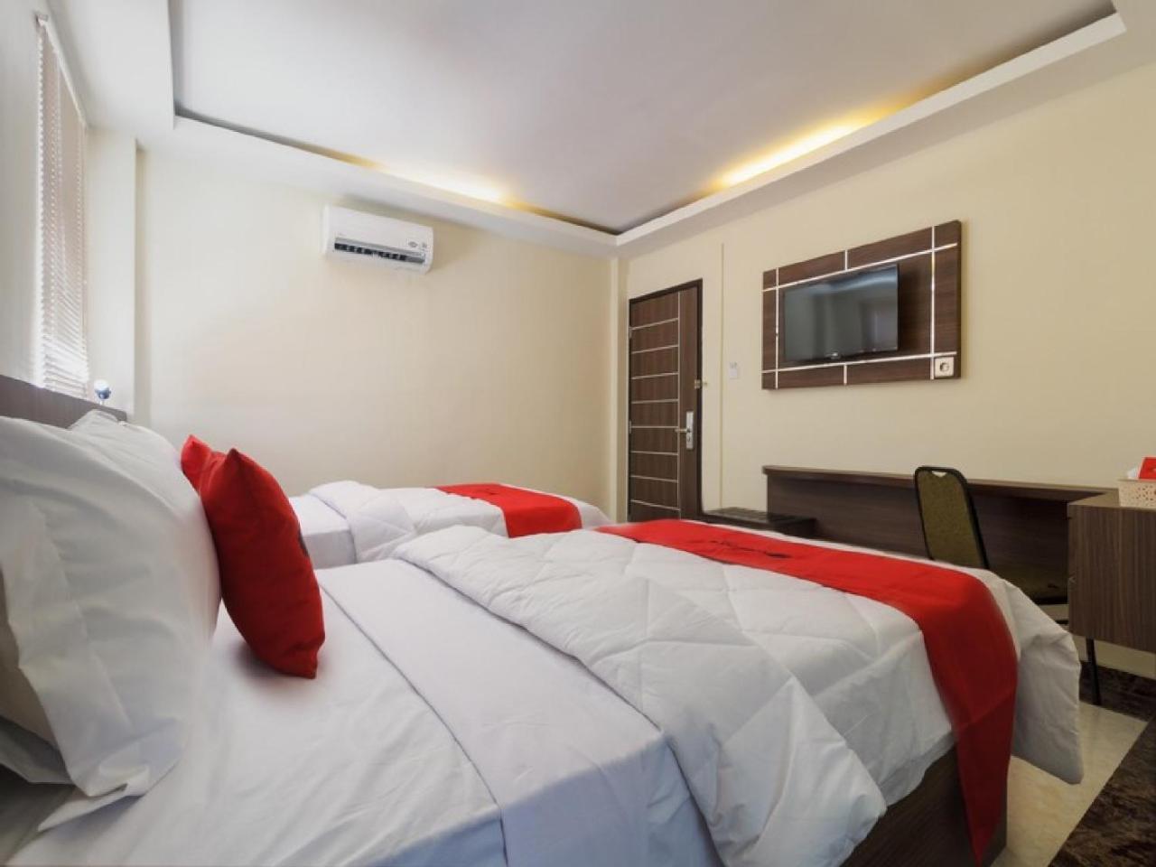 Reddoorz Plus @ Boulevard Panakkukang Makassar Dış mekan fotoğraf